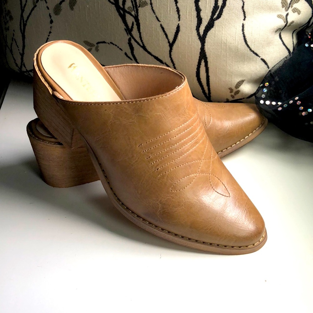 Wanted brand tan color mule/clog shoes heel Western inspired front design